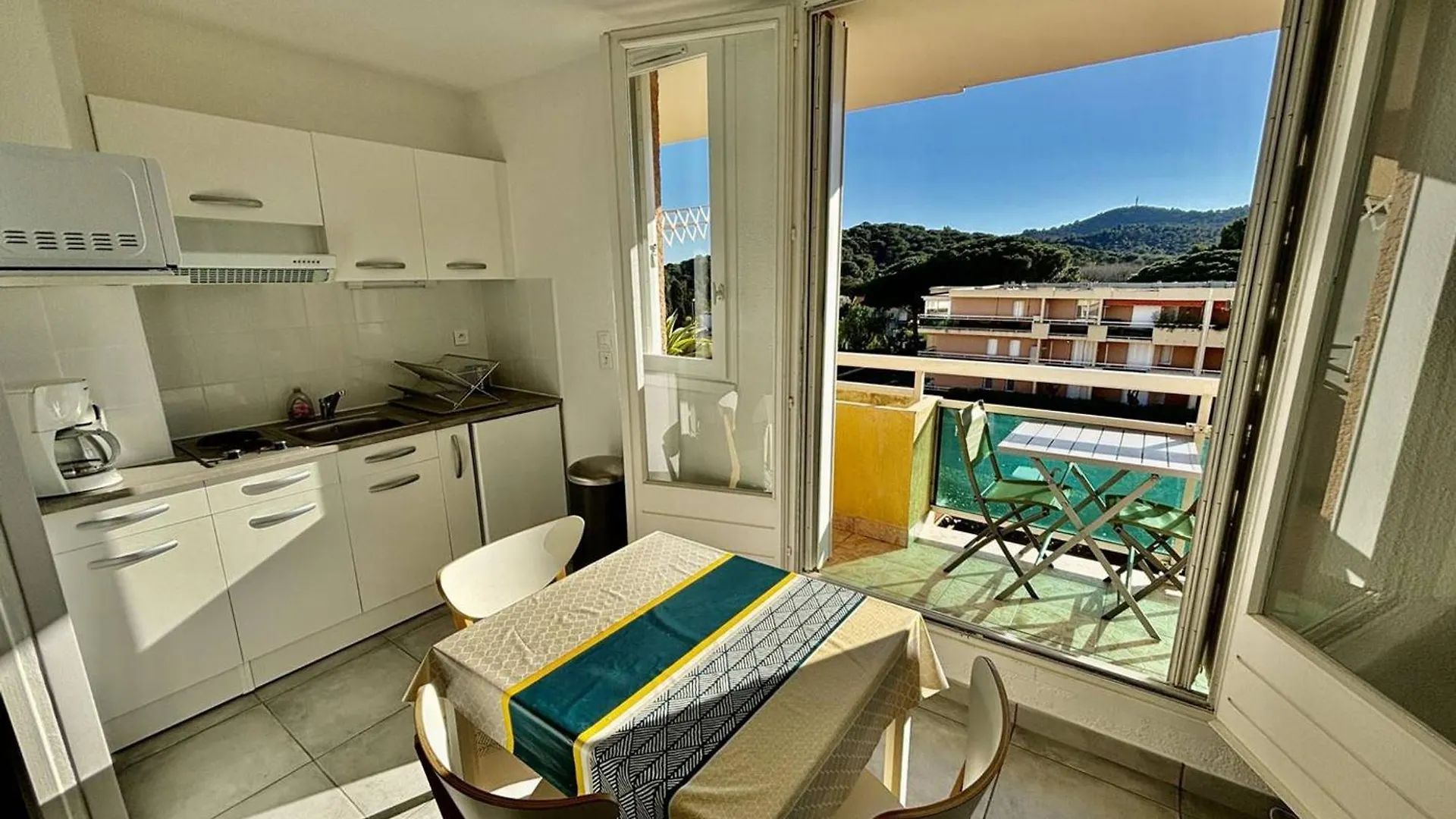Appartement Lumineux Avec Terrasse Et Parking Proche Plage - Fr-1-816-27 Bormes-les-Mimosas Apartment